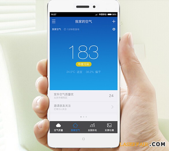 近來，360也推出了自己的空氣檢測(cè)設(shè)備，通過激光的方式檢測(cè)PM2.5顆粒。據(jù)悉極光可分辨比PM2.5小8倍的微小粒子，幫你看見霧霾，而普通凈化器所用的紅外光傳感器只能分辨比PM2.5大4倍以上的沙塵（PM10）。而這款設(shè)備采用激光器、300納米精度，獨(dú)有顆粒技術(shù)算法和標(biāo)定工藝，將萬元工業(yè)檢測(cè)設(shè)備的原理專為民用。