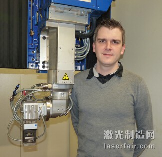 BAM德國聯(lián)邦材料研究和測量研究所（德國柏林）研究員 Marcel Bachmann與激光焊接機的合影。