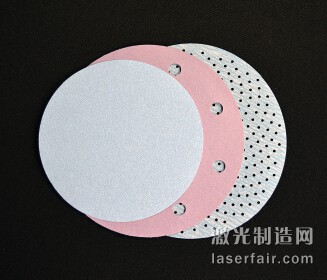 圖2：三個砂碟展示了其演化過程：從沒有孔到10mm直徑的孔， 再到更高密度的1.5mm的孔。(圖片來自：Norton|Saint-Gobain)
