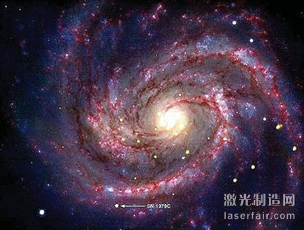 地球附近一個年僅30歲的黑洞被錢德拉X射線望遠鏡發(fā)現。這個黑洞是距離地球約5000萬光年的M100星系中超新星“SN1979C”的余燼，正在吞噬這顆超新星和伴星落下的物質。
