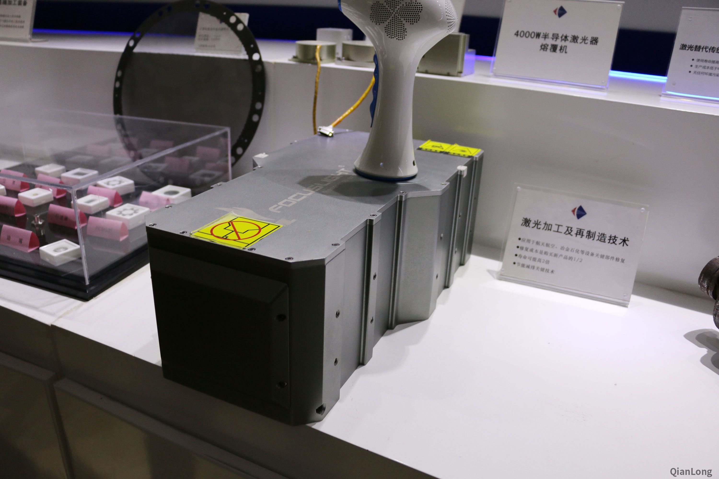 08.在西安光電所科技成果展示中心內(nèi)展出的激光熔覆設(shè)備，即4000w半導(dǎo)體激光熔覆機(jī)。（千龍網(wǎng)軍事頻道記者 馬群 攝）