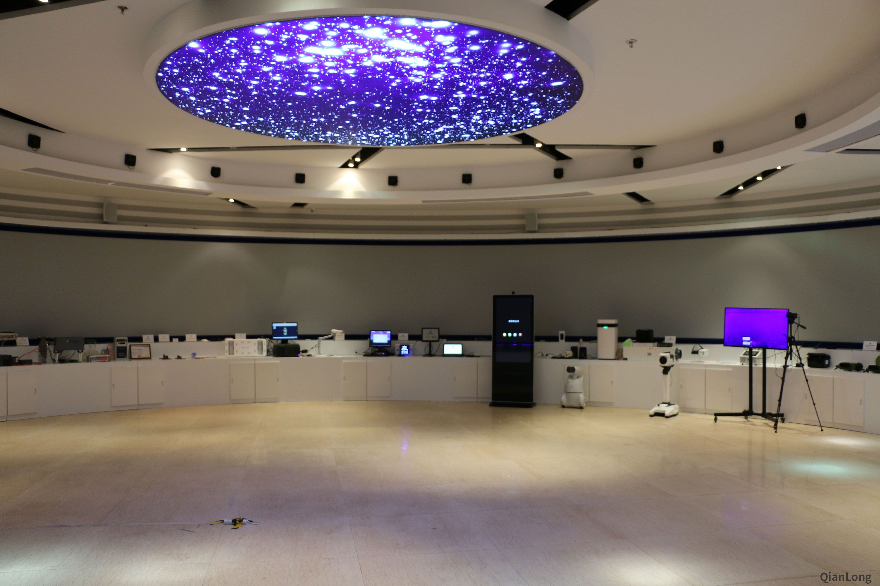 03.西安光電所科技成果展示中心內(nèi)部陳列了多種展品，涉及到了軍用和民用兩大方面，并且有多種成果轉(zhuǎn)化成踐行軍民融合的排頭兵。（千龍網(wǎng)軍事頻道記者 馬群 攝）