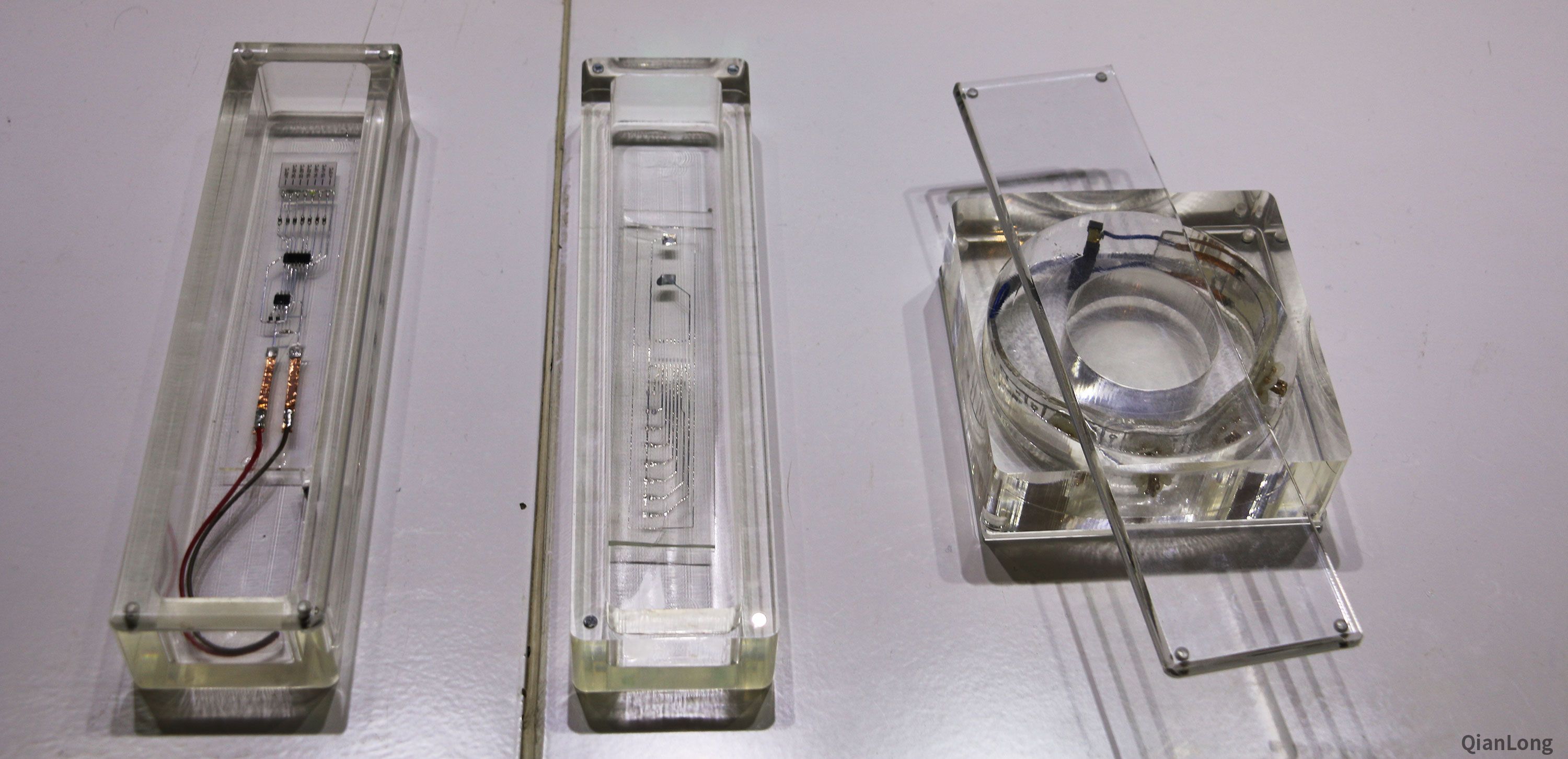 23.在西安光電所科技成果展示中心內(nèi)展出的液態(tài)金屬電子增彩制造的樣品。西安光電所獨(dú)創(chuàng)的液態(tài)金屬電子增彩技術(shù)，目前已實(shí)現(xiàn)液態(tài)金屬打印雷達(dá)波天線，并可融入飛機(jī)機(jī)翼或人類皮膚表面。（千龍網(wǎng)軍事頻道記者 馬群 攝）