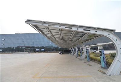 成都造“發(fā)電玻璃” 能把建筑物變發(fā)電站 成都造“發(fā)電玻璃” 能把建筑物變發(fā)電站