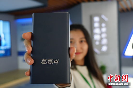 激光打印機將人名打印在了充電寶上，個性十足。