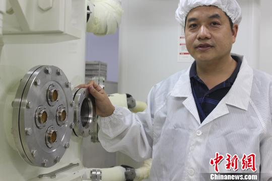 孫建鋒在實驗室 鄭瑩瑩 攝 孫建鋒在實驗室 鄭瑩瑩 攝