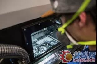 3D打印機的加工倉內(nèi)部-©Liebherr