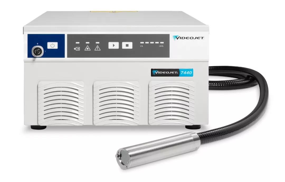 迪捷新推出 Videojet® 7340 和 7440 光纖激光打碼系統(tǒng)，領(lǐng)先使用業(yè)內(nèi)體積更小的 LightfootTM 打印頭。