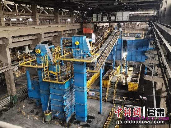 圖為酒鋼集團(tuán)西部重工公司消失模生產(chǎn)線。 白海濤 攝