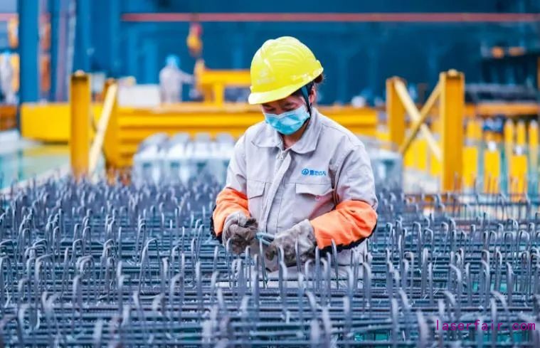 2020年3月17日，位于江蘇省徐州市睢寧縣經濟開發(fā)區(qū)的江蘇天虹智能紡織員工在生產線上工作。（洪星）圖片來源：中經視覺