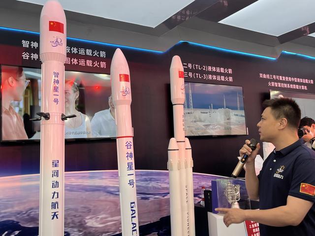 “谷神星一號”固體運載火箭和“智神星一號”可重復使用的液體運載火箭模型吸引了大家的關注。宋婧 攝