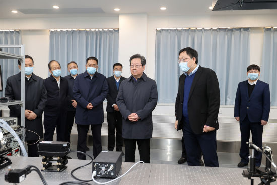 　11月14日，省委書(shū)記樓陽(yáng)生到鄭州大學(xué)物理學(xué)院調(diào)研激光領(lǐng)域儀器設(shè)備研發(fā)應(yīng)用情況。(記者 董亮 蔡迅翔 攝)