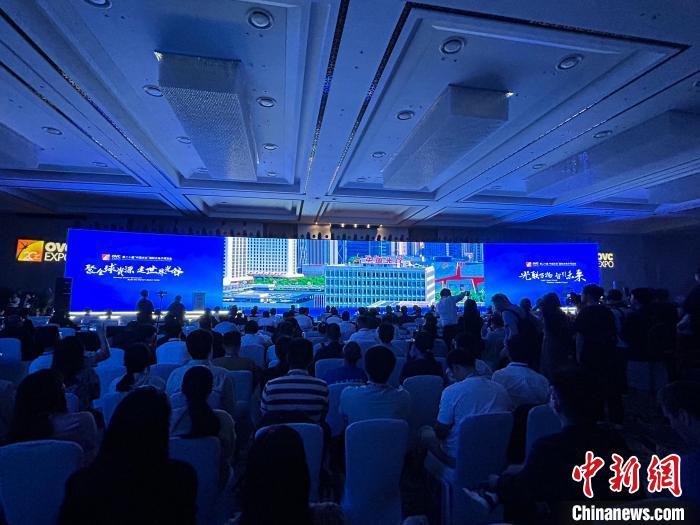 圖為光博會開幕式現(xiàn)場?！⊥鯄翩?攝