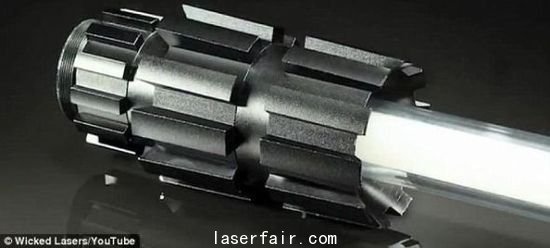 這款激光劍價格不菲，高達(dá)400美元，其中劍柄100美元，Spyder 3激光器300美元