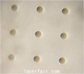 利用ps-Laser 1064 nm， 50 W進(jìn)行陶瓷鉆孔