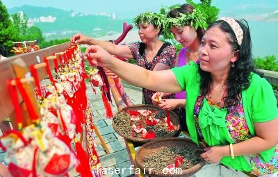 在屈原故鄉(xiāng)宜昌秭歸縣，居民用艾葉、花椒和丁香等制作香囊。