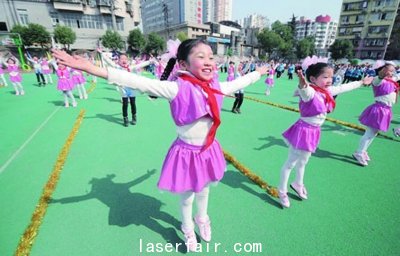 黃石市第八屆校園文化藝術節(jié)上孩子們在表演舞蹈。