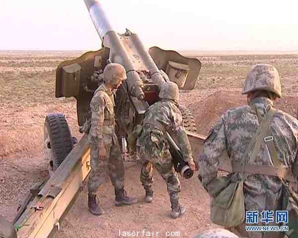 原文配圖： 各司其職，炮手一發(fā)實彈裝填。呂海金 攝