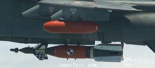 正在印度空軍美洲虎戰(zhàn)斗機(jī)上進(jìn)行投放試驗的Sudarshan精確制導(dǎo)炸彈。