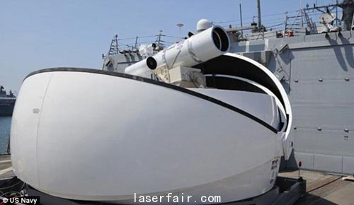美國海軍周一的時(shí)候宣布將在軍艦上部署激光武器原型機(jī)，并在2014年將其送往中東。