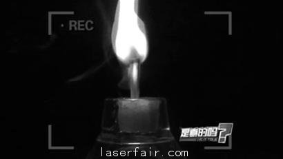 激光筆是生活中常用的物品，很多老師和導(dǎo)游都會(huì)用激光筆來做指引作用的小工具，但網(wǎng)絡(luò)傳言說用激光筆15秒能夠點(diǎn)燃火柴，這個(gè)傳言是否是真實(shí)的呢，記者準(zhǔn)備了兩個(gè)激光筆進(jìn)行現(xiàn)場(chǎng)試驗(yàn)。