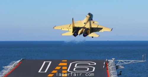 殲-15戰(zhàn)機(jī)自遼寧艦甲板滑躍起飛，相信未來國(guó)產(chǎn)航母將采用彈射器