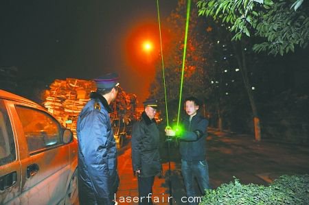1月10日晚，經(jīng)過沙區(qū)市政行政執(zhí)法支隊3位隊員的勸解，賣激光手電筒的攤主離開。