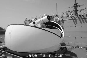 2012年7月30日，美國“杜威號”導彈驅逐艦上臨時安裝的激光武器系統(tǒng)