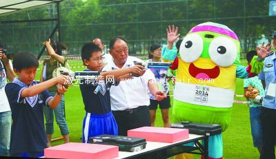 青奧會現(xiàn)代五項體育啟蒙活動演練現(xiàn)場。本報記者  馮芃攝