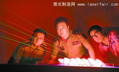 科研人員正在試驗(yàn)全內(nèi)腔氦氖綠光激光器。 何書(shū)遠(yuǎn) 攝