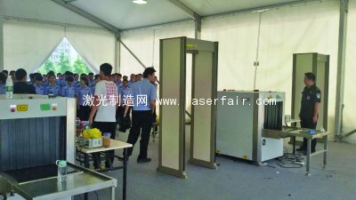 實(shí)訓(xùn)安檢大棚里，五十多個(gè)安檢經(jīng)理正在接受培訓(xùn)。 邢媛媛 攝