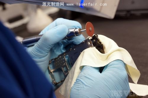 一探Vertu總部究竟：最奢侈的手機是怎么造出來的？