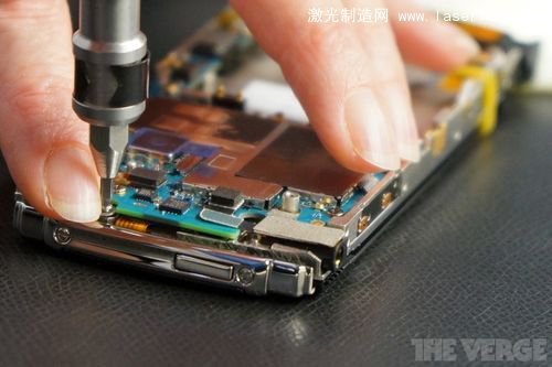 一探Vertu總部究竟：最奢侈的手機是怎么造出來的？