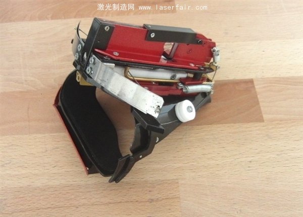 牛人自制腕帶式半自動(dòng)激光手弩