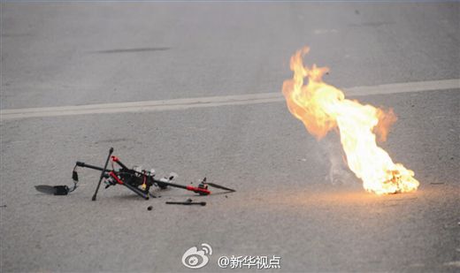“低空衛(wèi)士”演示中燒毀的小型飛行器。