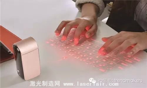 移動辦公領域，手機和平板以其極佳的便攜性正在逐步取代笨重的PC，然而在某些人眼中，觸控的輸入方式依舊沒有傳統(tǒng)鍵盤用得舒服，因此采用鐳射激光的鍵盤就很有存在的必要啦！